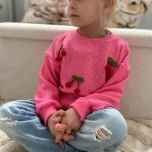 dziewczynka w sweterku z wisienkami z dzianiny sweterkowej handmade mojewykroje