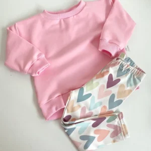 zestaw dziecięcy bluza różowa i legginsy w kolorowe serca dla dziewczynki